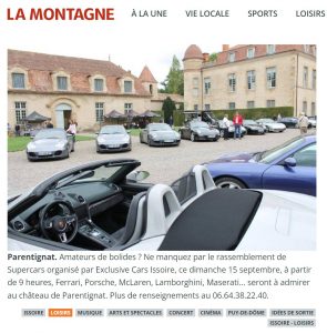 Une superbe collection de voitures de sport de luxe, comprenant Ferrari, Porsche, McLaren et Lamborghini, est exposée en plein air à proximité d'un bâtiment historique. Les détails de l'événement et les coordonnées sont superposés de manière transparente sur l'image pour un accès facile aux passionnés de presse et aux passionnés d'automobile.