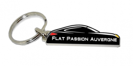 Un porte-clés en métal en forme de silhouette de voiture, avec le texte "FLAT PASSION AUVERGNE" sur le côté - un accessoire parfait pour les fans de Balade Porschistes Auvergnats. porsche auvergne